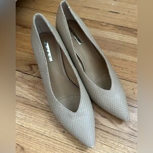 Tahari Women's Textured Beige Kitten Heels - Sz 7